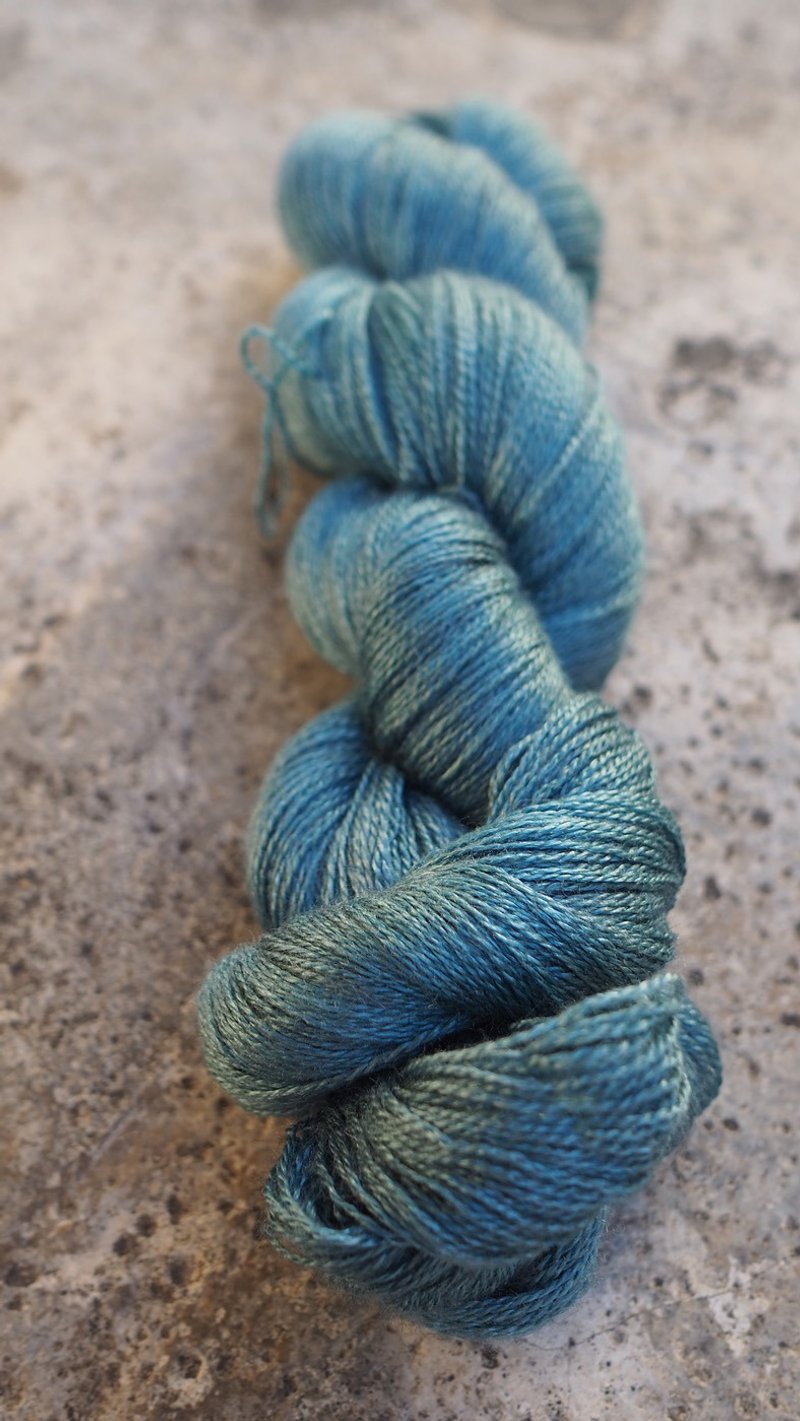 手染蕾絲線。 黑板綠(55 BFL/45 Silk/蕾絲線) - 編織/刺繡/羊毛氈/縫紉 - 絲．絹 綠色