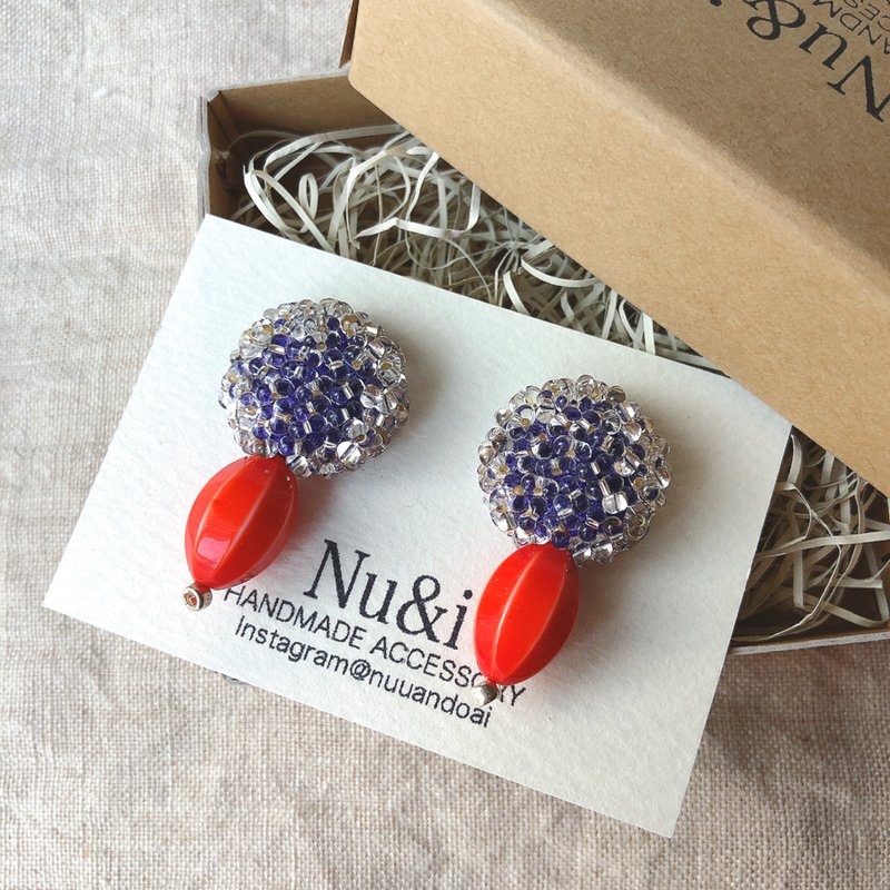 Scarlet and clear bead embroidered earrings - ต่างหู - วัสดุอื่นๆ สีแดง