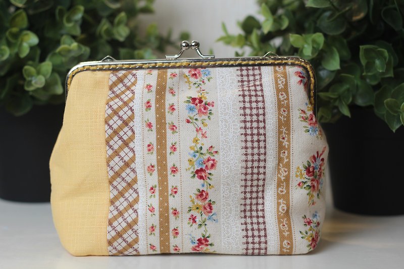 [Veronica Hand Embroidery Workshop] Patchwork Portable Gold Bag - Small European Style - กระเป๋าเครื่องสำอาง - ผ้าฝ้าย/ผ้าลินิน สีเหลือง