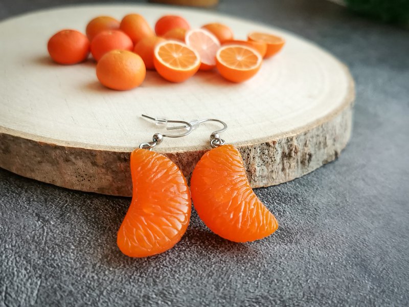 Fruit mandarin earrings is weird funny funky quirky earrings, kidcore jewelry - 耳環/耳夾/耳骨夾 - 黏土 橘色