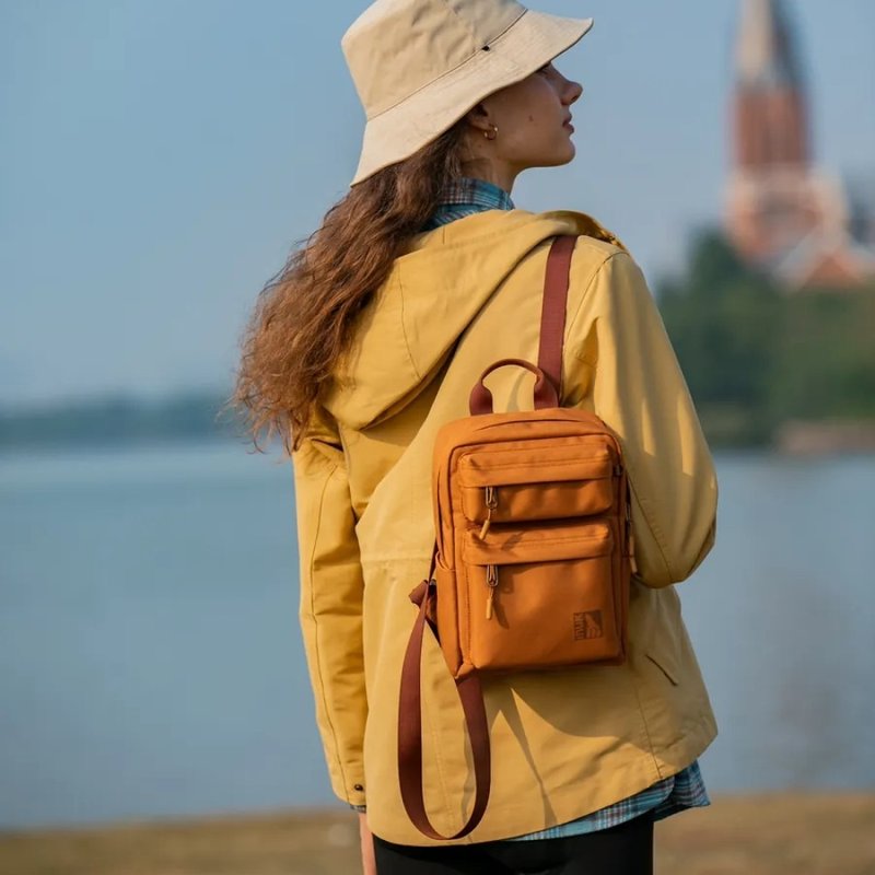 環保調色盤 輕旅後背包  Eco Primary Venus3_RP 金茶色  4L - 後背包/背包/書包 - 環保材質 咖啡色