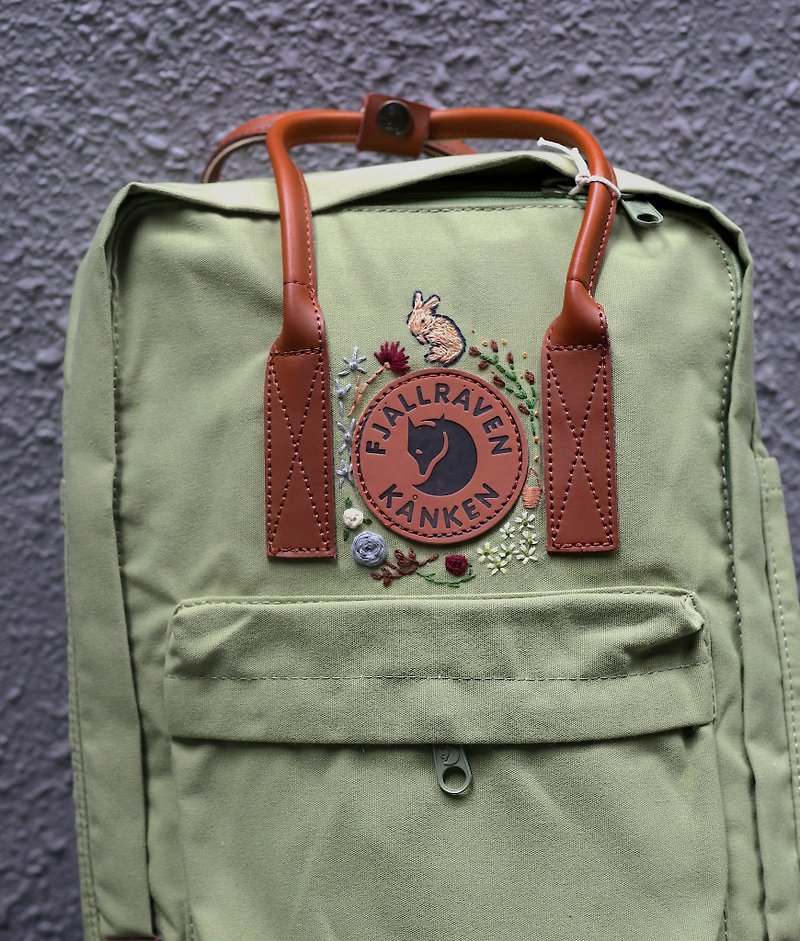 彼得兔與玫瑰主題--kanken淺綠色包--手工刺繡設計訂製 - 背囊/背包 - 防水材質 綠色