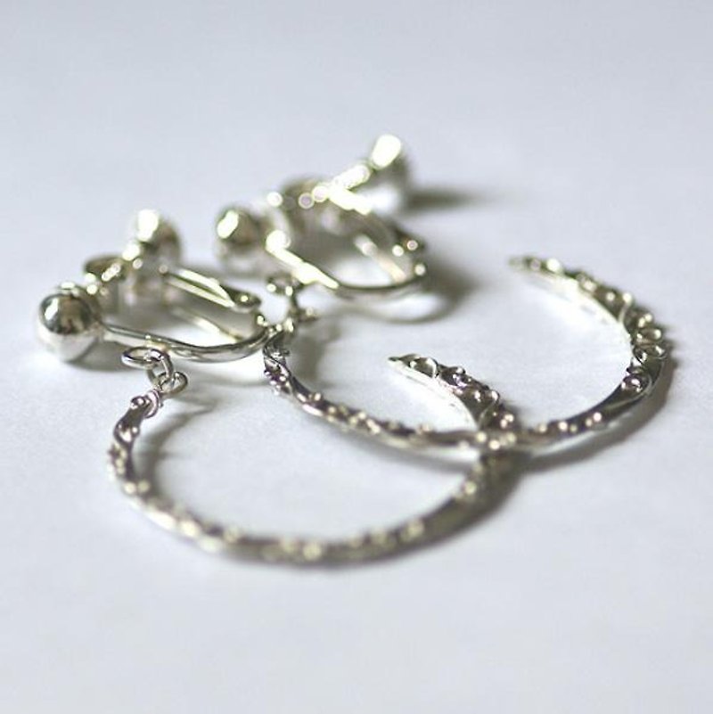 サイドアラベスクフープイヤリング - 耳環/耳夾 - 其他金屬 銀色