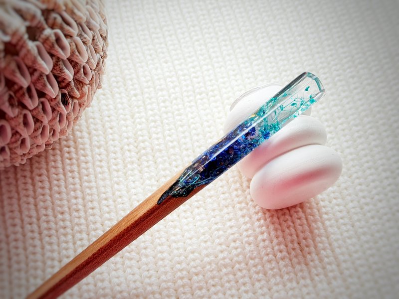Wooden hair stick with blue flowers, Floral hair pin - 髮夾/髮圈 - 木頭 藍色