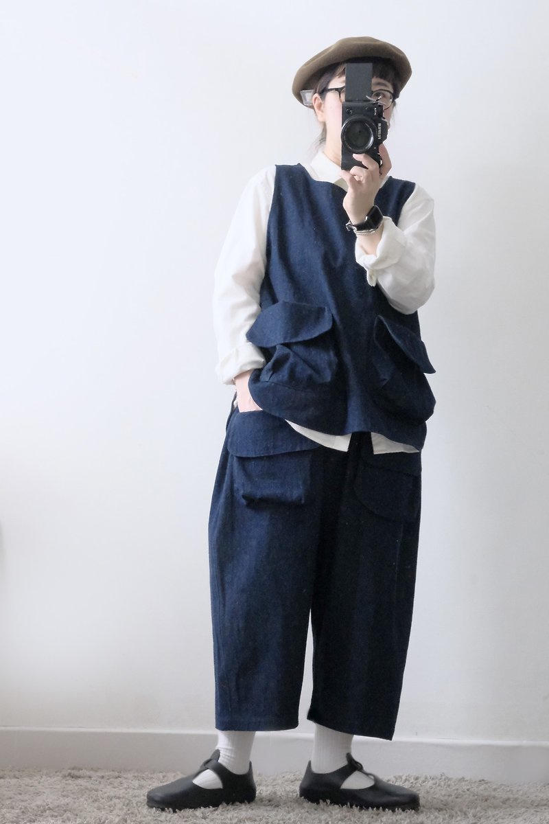 Double layer large pocket vest thick denim dark navy blue - เสื้อกั๊กผู้หญิง - ผ้าฝ้าย/ผ้าลินิน สีน้ำเงิน