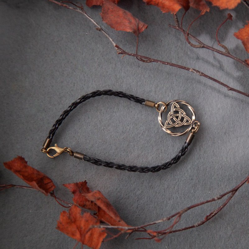 Triquetra viking bracelet on leather cord. Trinity pagan handcrafted jewelry - สร้อยข้อมือ - วัสดุอื่นๆ สีส้ม