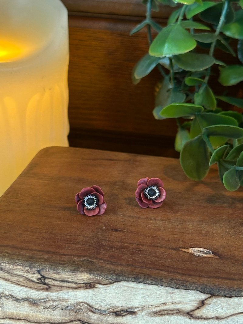 銀蓮花 白頭翁 Anemone 殷紅色 不鏽鋼耳針 - 耳環/耳夾/耳骨夾 - 陶 紅色