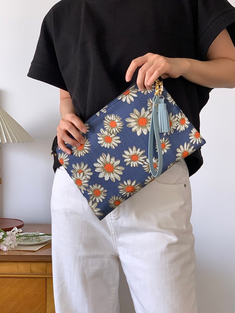 Denim flower storage clutch bag - 手拿包 - 棉．麻 多色