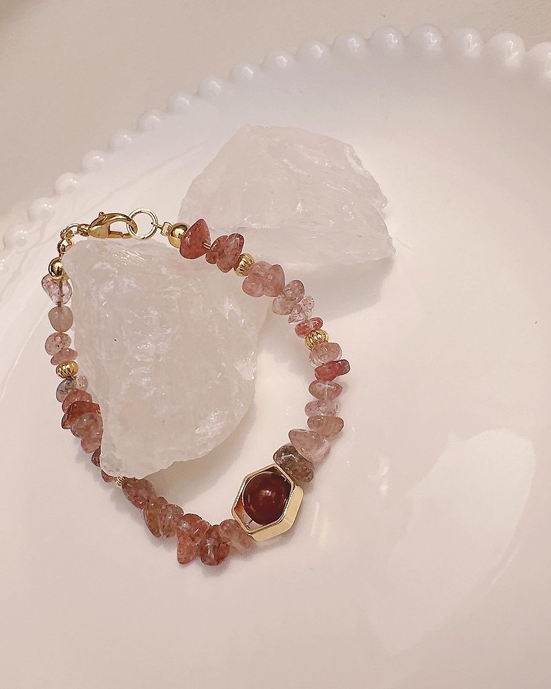 C&W natural light and sweet strawberry crystal red gum flower agate bracelet bracelet - สร้อยข้อมือ - หยก สีทอง
