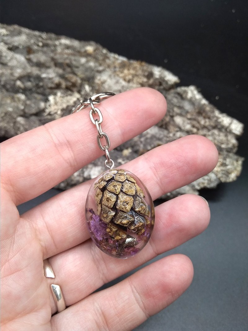 Pinecone keychain / Woos and resin decor / Pinecone, Pyrite & Charoite keychain - 鑰匙圈/鑰匙包 - 其他材質 多色