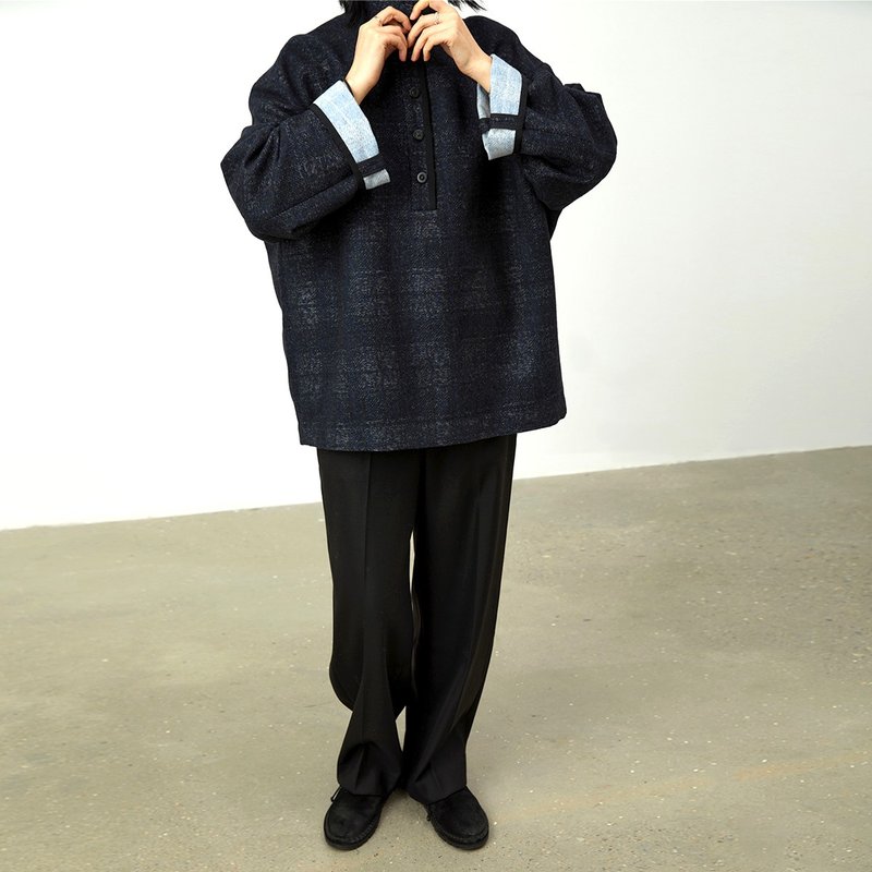 藏青色暗格紋半高領開襟扣廓形寬松長袖襯衫式外套 杲果GAOGUO - 女大衣/外套 - 羊毛 藍色