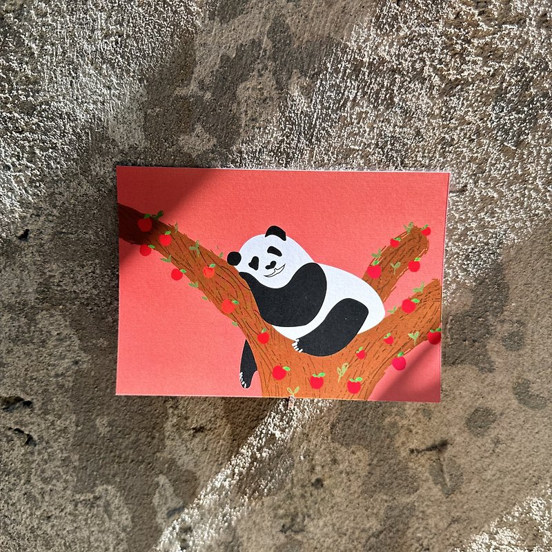 Daily a HA 明信片/卡片 蘋果樹上的阿Q熊貓 懶懶開心就似偶啦 - 心意卡/卡片 - 紙 粉紅色