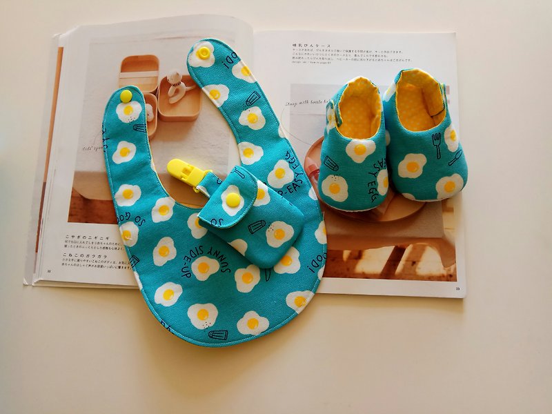 <藍> 荷包蛋彌月禮物 嬰兒鞋+圍兜+平安符袋 - 彌月禮盒 - 棉．麻 藍色