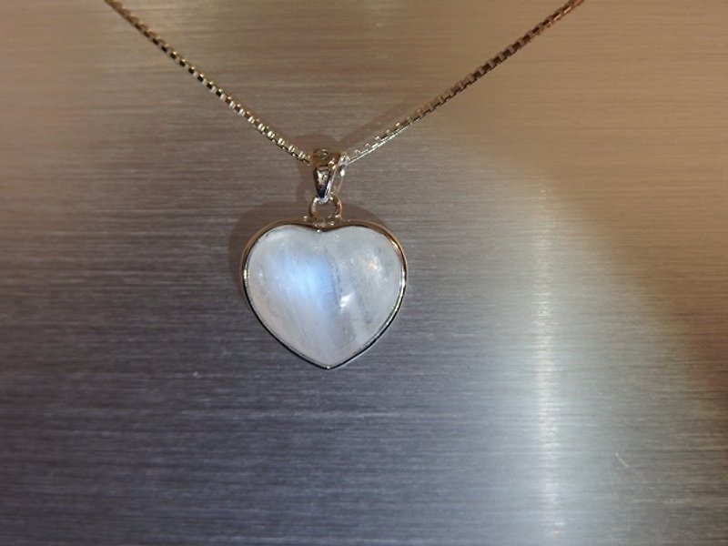 Heart-shaped blue Moonstone Moonstone Silver Pendant Silver Pendant - สร้อยคอ - เครื่องเพชรพลอย ขาว