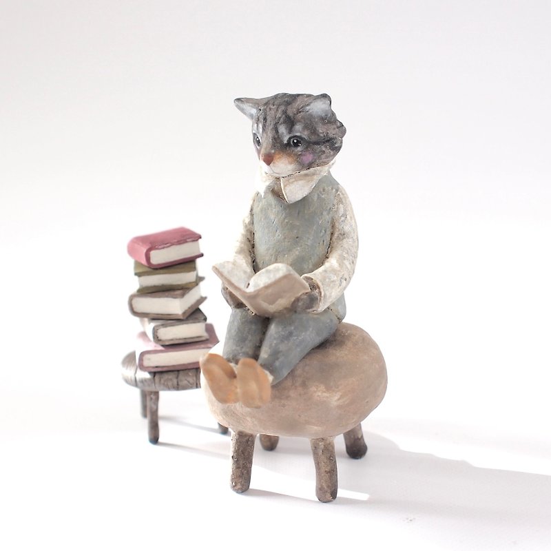 Reading time Sculpture of a cat - ตุ๊กตา - ดินเหนียว สีเทา