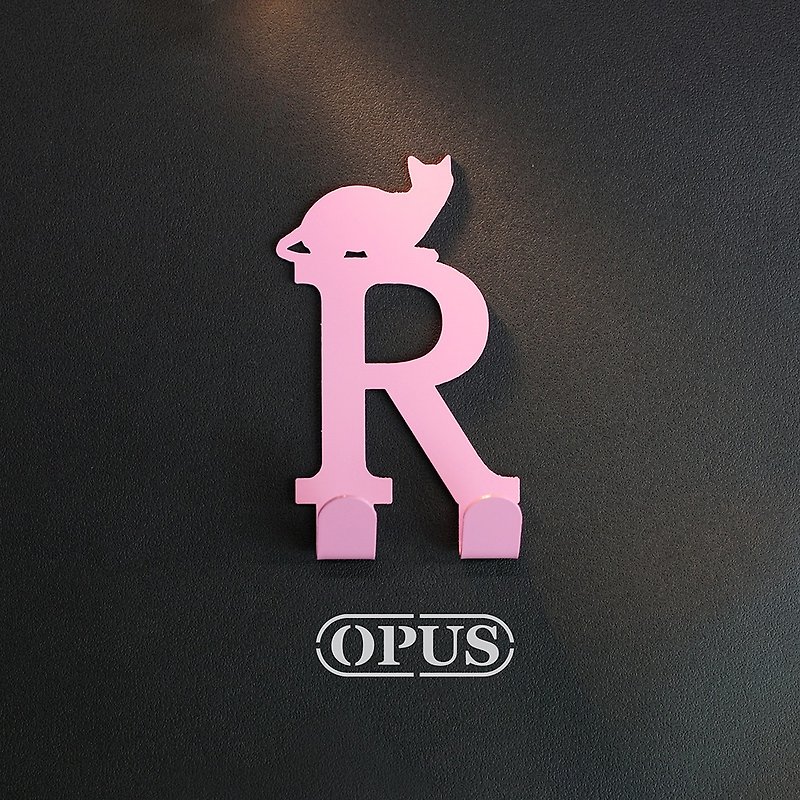 【OPUS Dongqi Metalworking】When a Cat Meets the Letter R - Hanging Hook (Pink)/Wall Decoration Hook - ของวางตกแต่ง - โลหะ สึชมพู