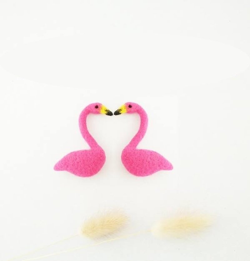 Mineue wool felt red crane pin / brooch made all handmade in Taiwan - Brooches - Wool Pink