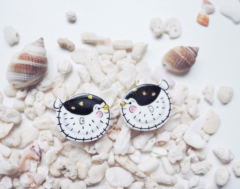 I am very round small puffer fish handmade earrings anti-allergic ear acupuncture painless Clip-On - ต่างหู - เรซิน ขาว