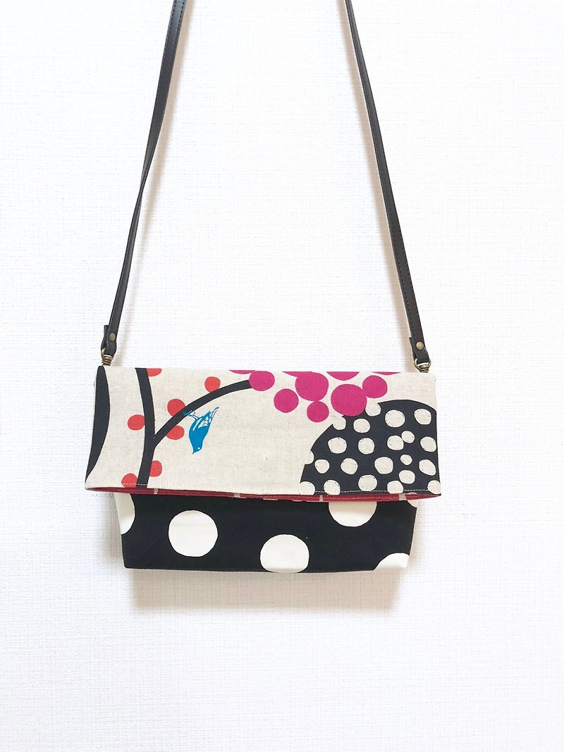 Long belt anti-folding cross-body bag - stitching Japanese imported flower cloth - black round + peach red round - กระเป๋าแมสเซนเจอร์ - ผ้าฝ้าย/ผ้าลินิน สีดำ