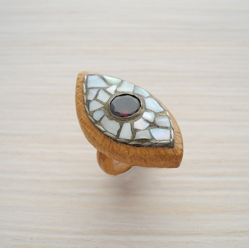 Wood ring with garnet - แหวนทั่วไป - ไม้ หลากหลายสี