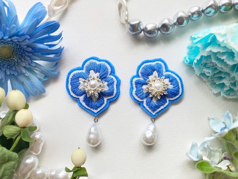 bon bon Sour Blue mix ( pearl )【刺繍アクセサリー/海/ブルー/リゾート/旅行/パール】 - 耳環/耳夾/耳骨夾 - 繡線 藍色