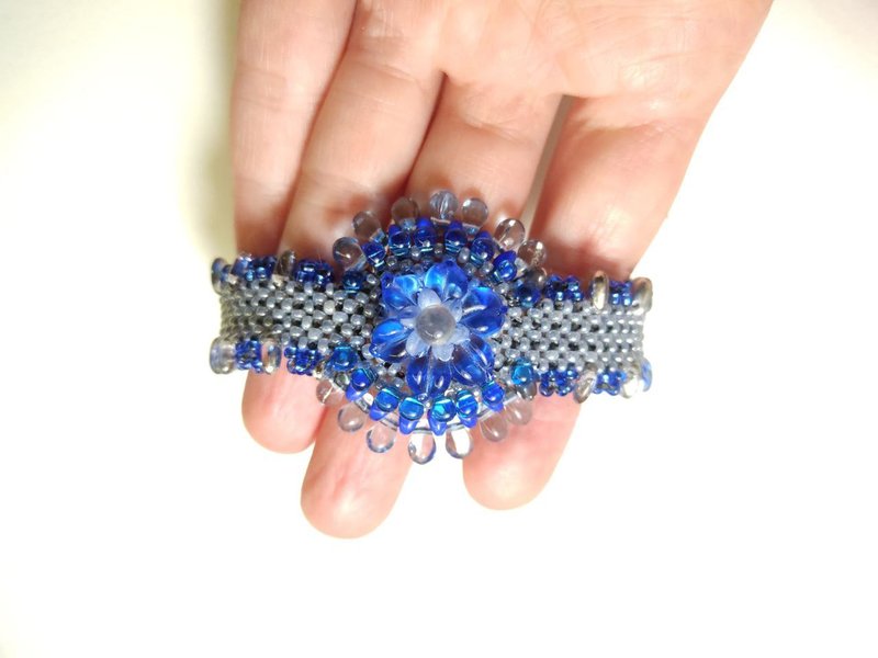 Gray bracelet with a flower beaded bracelet - 手鍊/手環 - 玻璃 灰色