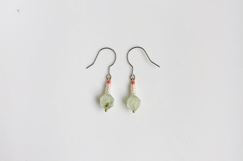 Seaweed seaweed pearl natural stone earrings - Earrings & Clip-ons - Glass Green