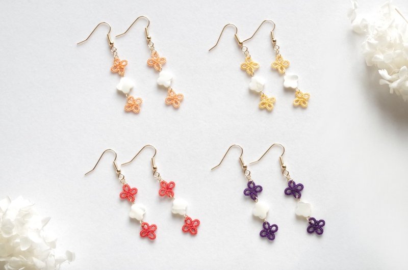 タティングレースの小花とマザーオブパールの小花のピアス・秋 - 耳環/耳夾/耳骨夾 - 棉．麻 橘色