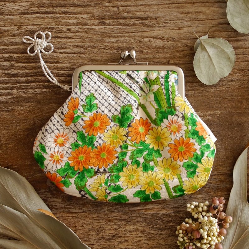 Fluffy Kimono Gamaguchi Chrysanthemum Pattern Coin Purse Clasp - กระเป๋าใส่เหรียญ - ผ้าไหม ขาว