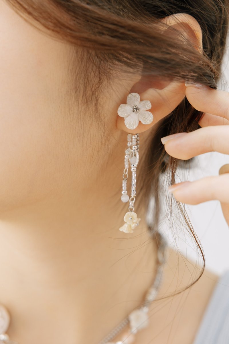 Soft clay flower earrings white - Earrings & Clip-ons - Pottery White