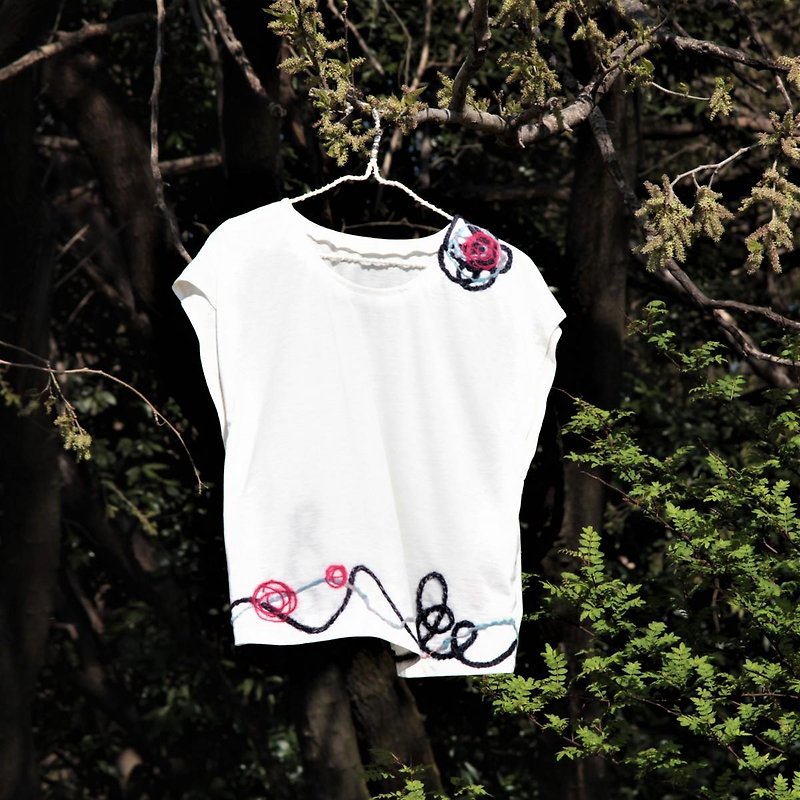 Gift French T-shirt with ribbon - เสื้อยืดผู้หญิง - ผ้าฝ้าย/ผ้าลินิน ขาว