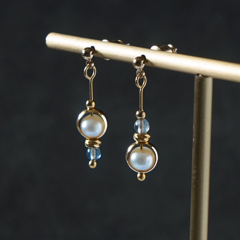 Pearl Labradorite Classic Asymmetrical Short Earrings-Can be clipped - ต่างหู - ทองแดงทองเหลือง สีดำ