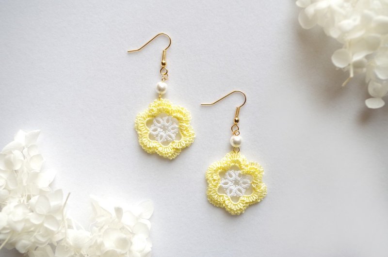 Tatting lace picot flower earrings, rape blossoms - Earrings & Clip-ons - Cotton & Hemp Yellow