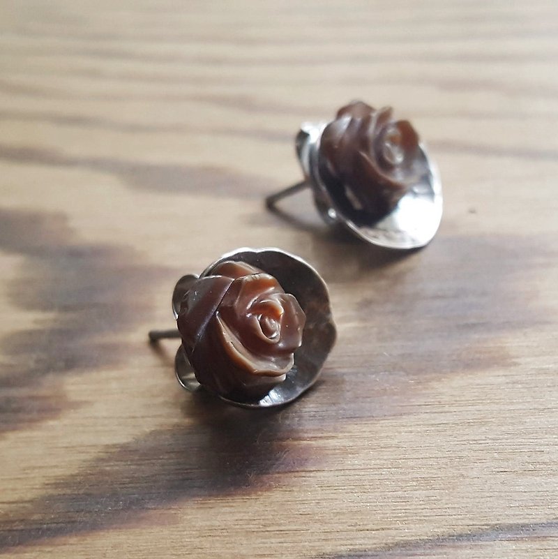 Rose forging earrings / stainless steel ear pin / shell carving - Earrings & Clip-ons - Shell Brown