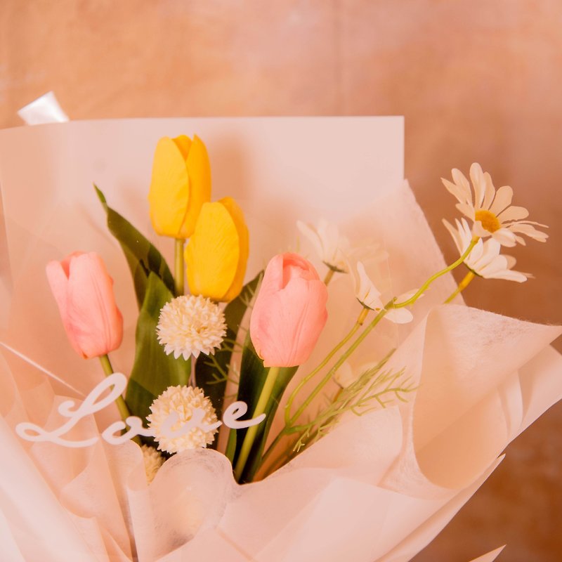 【まごころ】チューリップ花束、小デイジー、中型造花／誕生日の女の子へのプロポーズと告白 - ドライフラワー・ブーケ - 寄せ植え・花 ホワイト