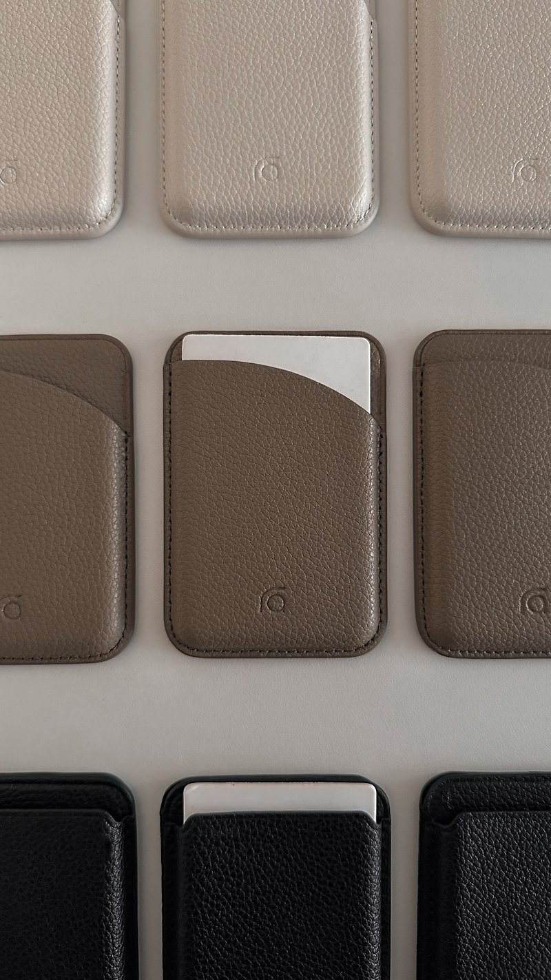 摩卡棕荔枝紋紋磁吸皮革卡夾 (支援Magsafe) APIOU - 手機配件 - 人造皮革 卡其色