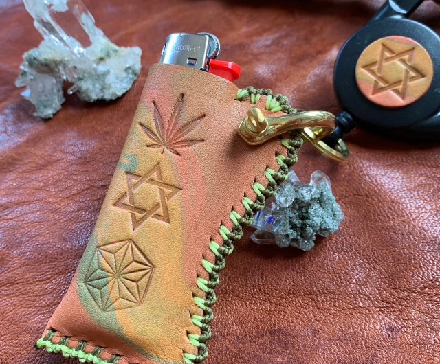 Weed,六芒星,麻の葉- マーブリングレザーBicライターカバー Weed,六芒星,麻の葉- マーブリングレザーBicライターカバー