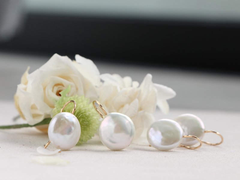 14kgf- coin pearl pierced earrings - 耳環/耳夾/耳骨夾 - 其他金屬 白色