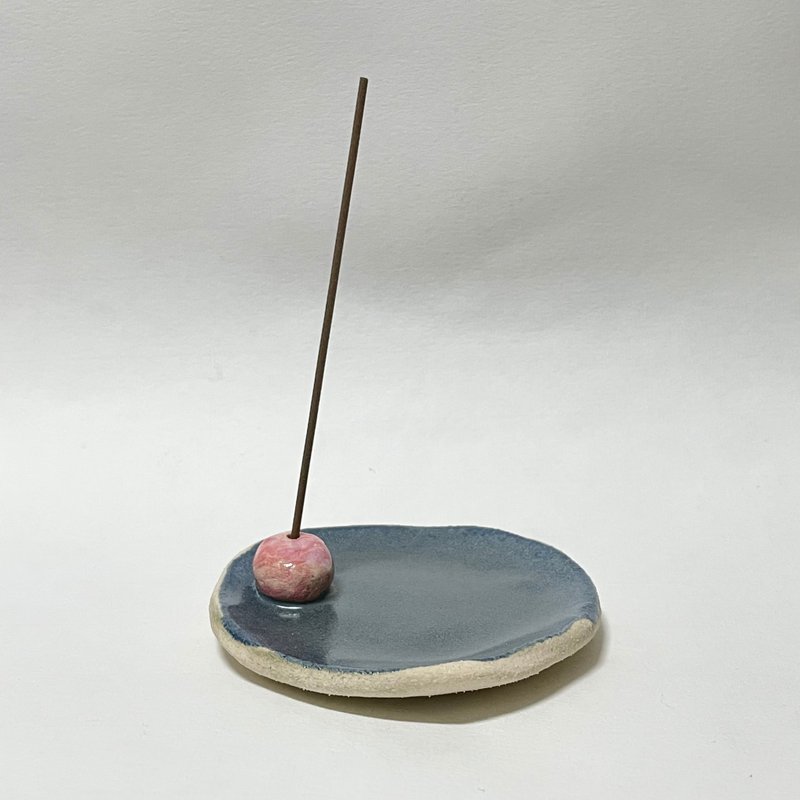 【物喜工作室】海參藍不規則圓香盤 - 香氛/精油/擴香 - 陶 藍色