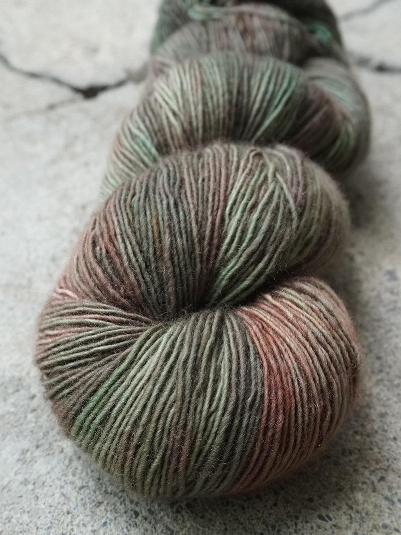 Hand dyed thread. Mushroom (single strand/sock thread/merino) - เย็บปัก/ถักทอ/ใยขนแกะ - ขนแกะ สีเขียว