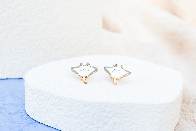 Smiling Stingray Stingray Marine Cute Animal Clip-On Earrings Birthday Gift Carton Packaging - ต่างหู - วัตถุเคลือบ ขาว