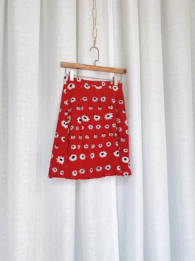 Flame red youth heat fluttering dandelion girl antique drape spinning A-line wrap skirt skirt skirt - กระโปรง - เส้นใยสังเคราะห์ สีแดง
