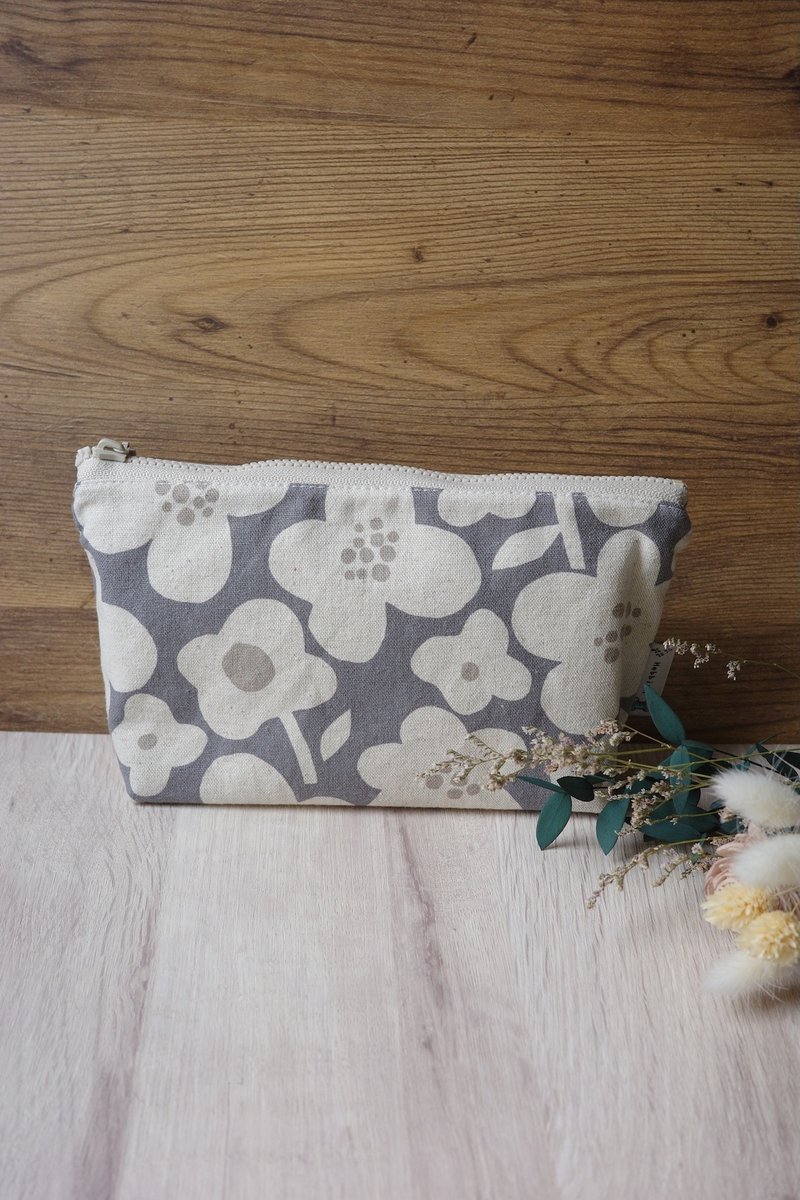 Gray blue base flower - Cosmetic bag universal bag storage bag | Haibai handmade - กระเป๋าเครื่องสำอาง - ผ้าฝ้าย/ผ้าลินิน 