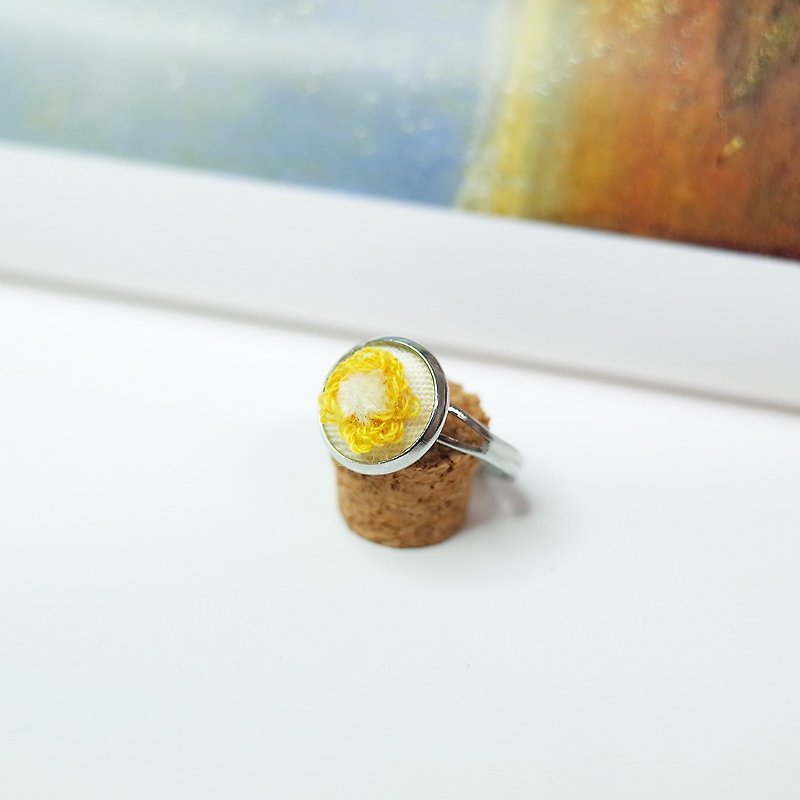Nordic style small flower hand embroidery semi-three-dimensional ring - แหวนทั่วไป - งานปัก สีเหลือง