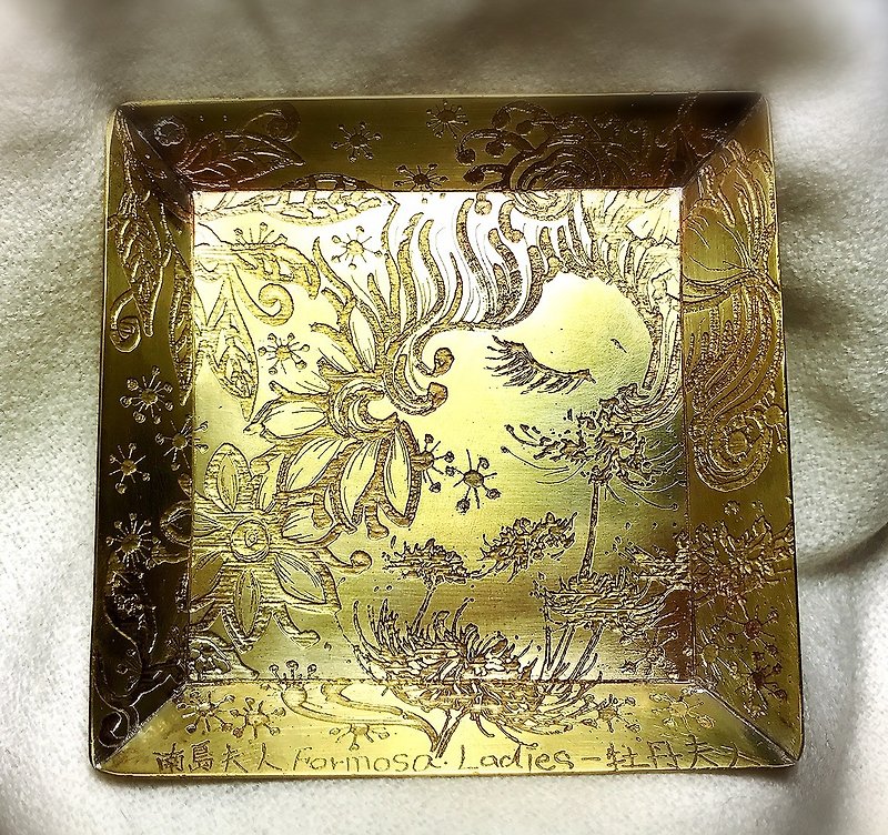 The whispers of flowers and plants. Bronze plate. - จานเล็ก - โลหะ สีทอง