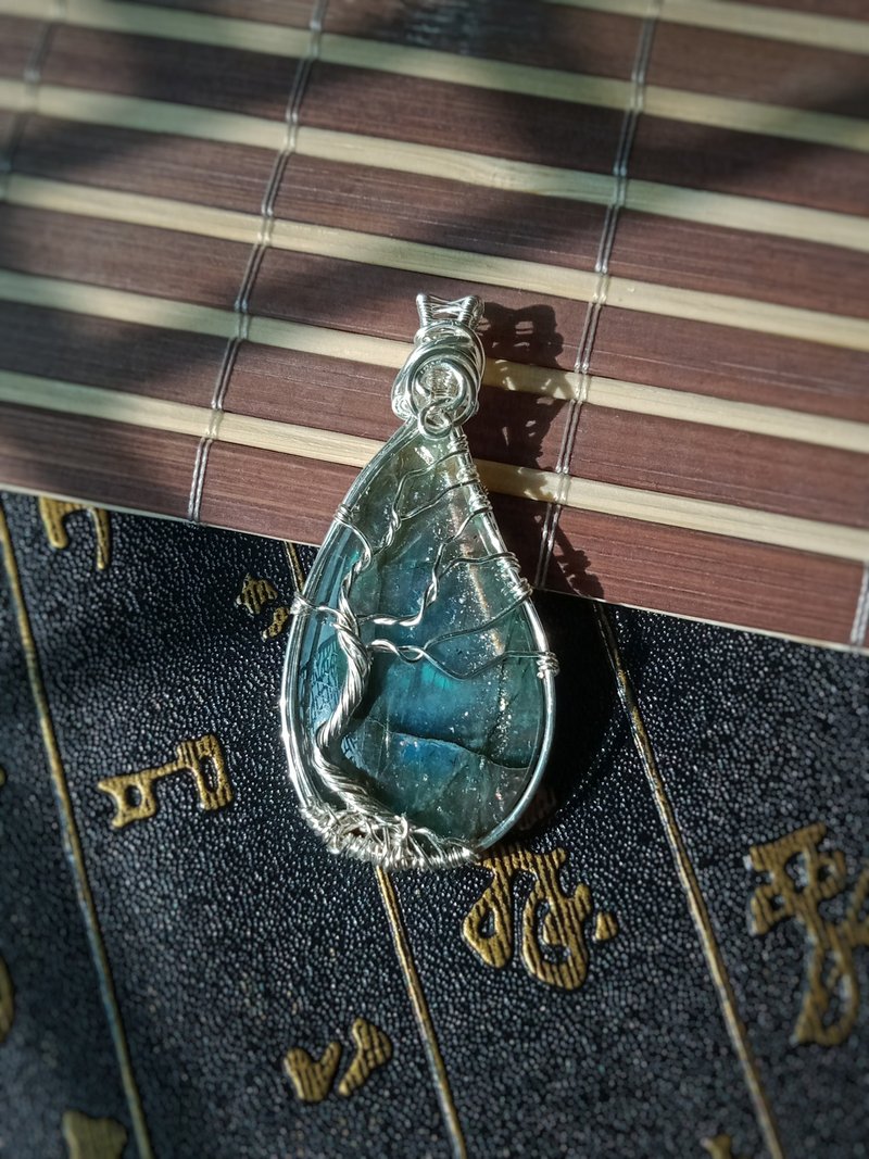 Anonymous mountains and rivers. necklace. Labradorite. metal braid - Necklaces - Semi-Precious Stones Blue
