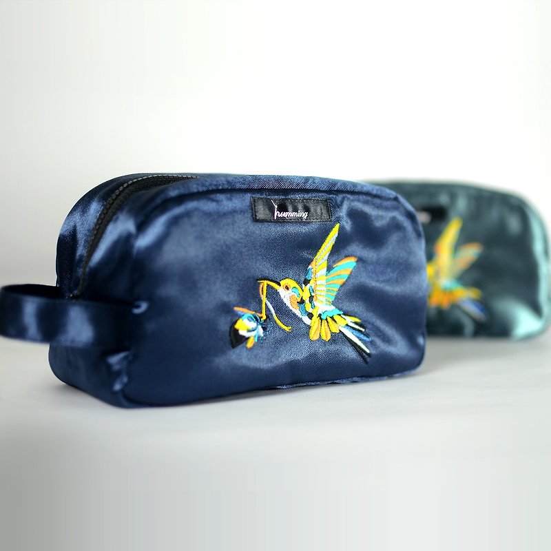 humming- 送花禮的蜂鳥 Embroidery cosmetic bag〈刺繡吐司包〉-藍寶石 - 化妝袋/收納袋 - 繡線 藍色