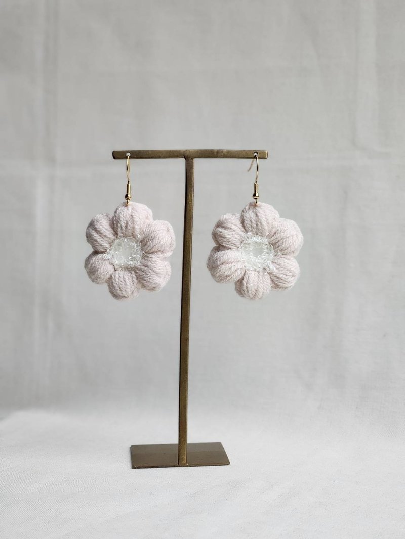 紗線耳環　cotton flower - 耳環/耳夾/耳骨夾 - 其他人造纖維 卡其色