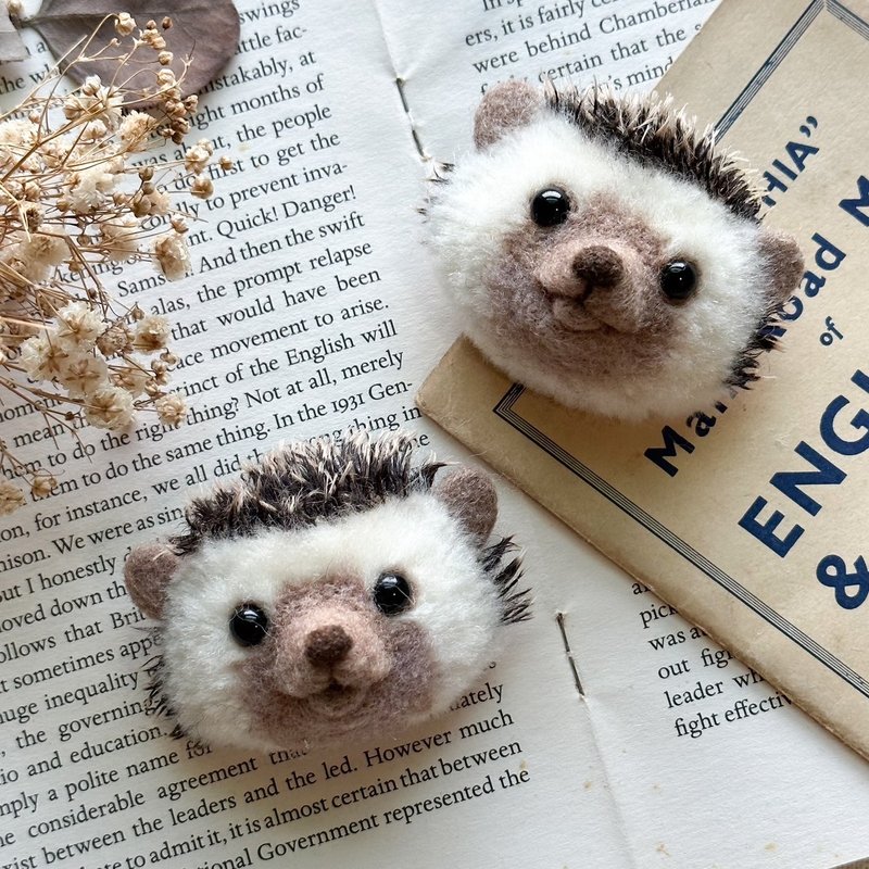 Wool felt hedgehog pin - ตุ๊กตา - ขนแกะ หลากหลายสี