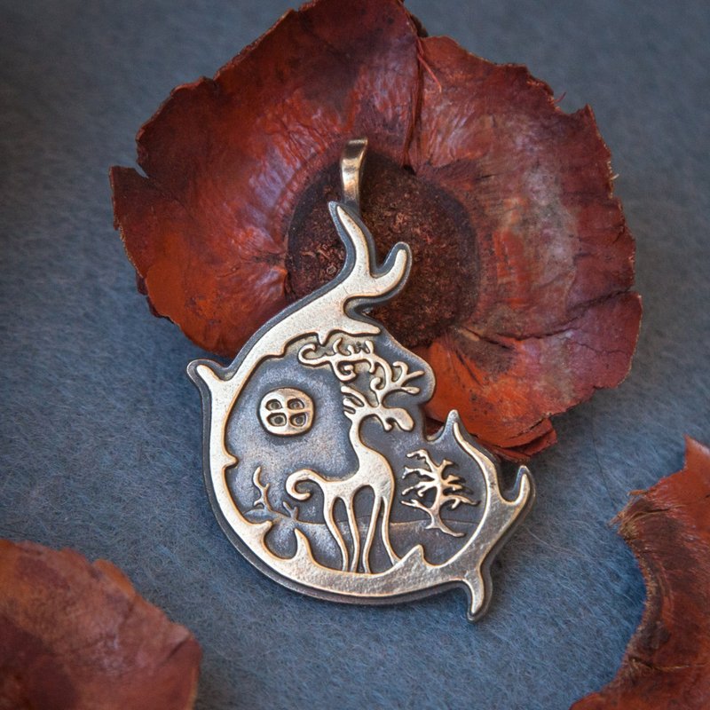 Deer pendant on leather cord. Elk handcrafted jewelry. Black pagan necklace. - 項鍊 - 其他材質 橘色